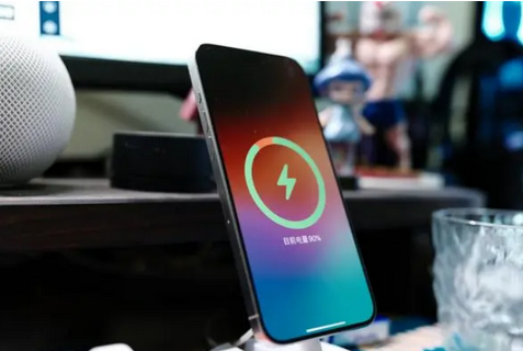 威远苹果15换屏服务分享用什么充电器给iPhone15充电更好 